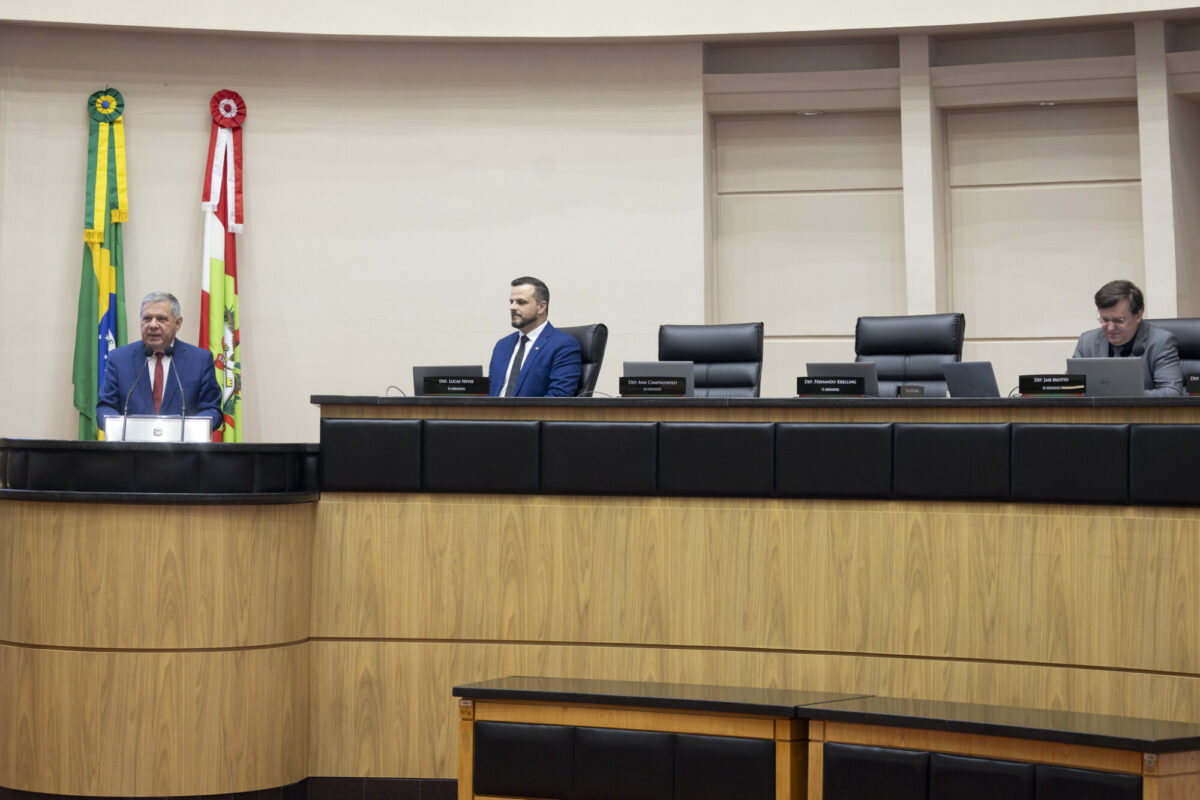 Assembleia destaca papel essencial de professores e meteorologistas