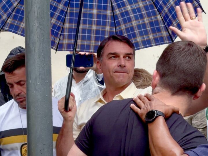 PF investiga suposta tentativa de fuga de Flávio Bolsonaro pela Argentina; governo vizinho e defesa negam saída do país