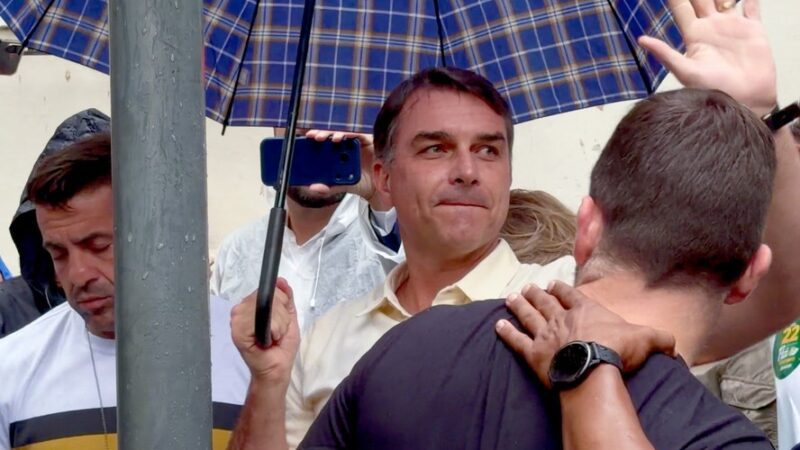 PF investiga suposta tentativa de fuga de Flávio Bolsonaro pela Argentina; governo vizinho e defesa negam saída do país
