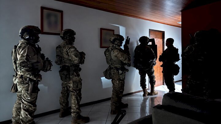 Polícia militar resgata menina mantida refém pelo pai