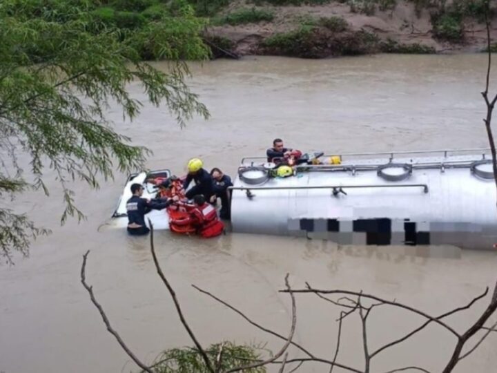 Motorista sobrevive submerso após caminhão cair em rio em SC