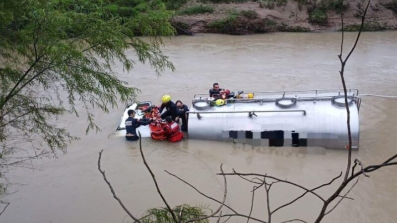 Motorista sobrevive submerso após caminhão cair em rio em SC