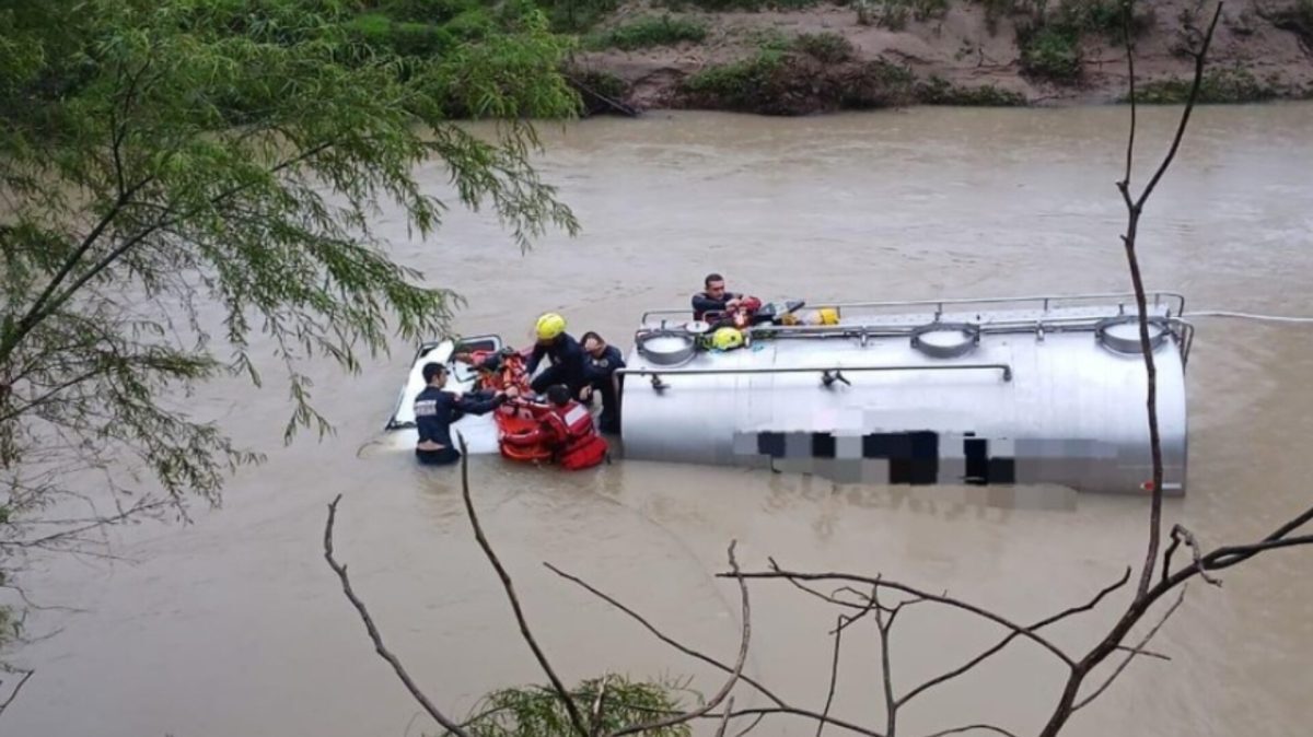 Motorista sobrevive submerso após caminhão cair em rio em SC