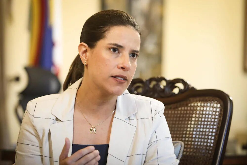 Raquel Lyra cobra regulação da internet e aponta violência política