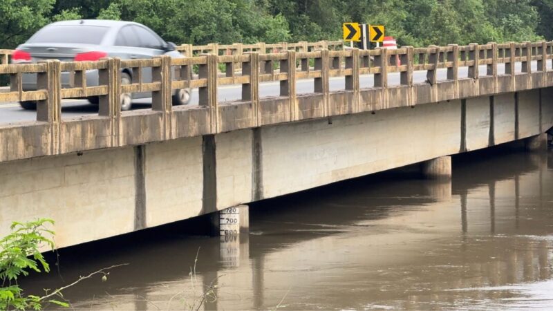 Rio Canoinhas atinge 6,80 metros e família deixa residência em Santa Catarina