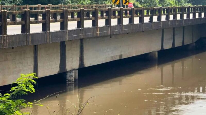 Rio da região próximo ao nível de alerta