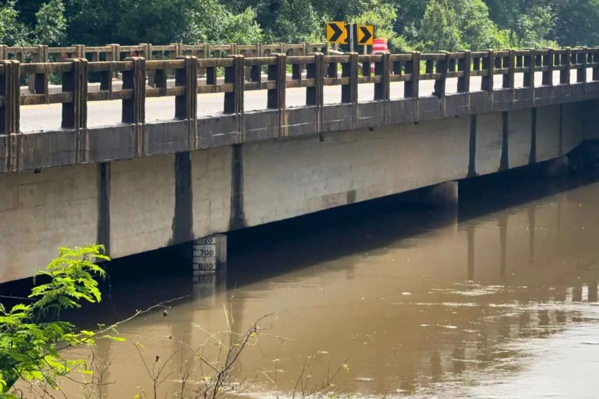 Rio da região próximo ao nível de alerta