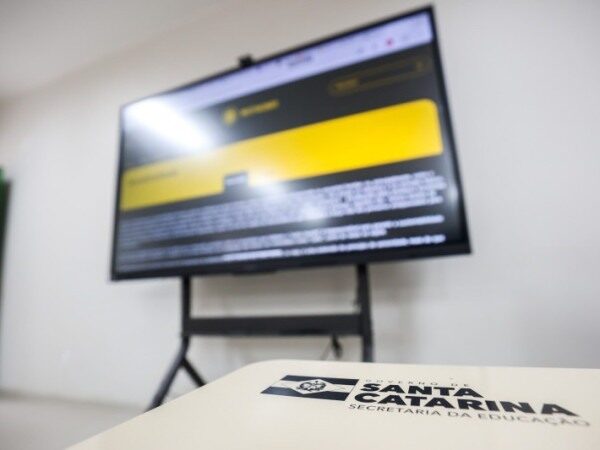 Santa Catarina entrega 533 telas interativas para escolas