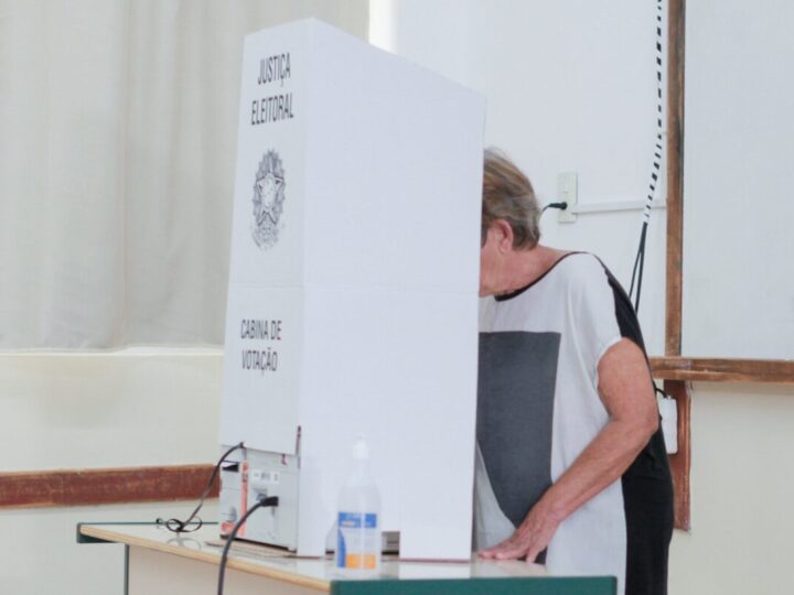 Santa Catarina cria voto em trânsito para mulheres sob medida protetiva