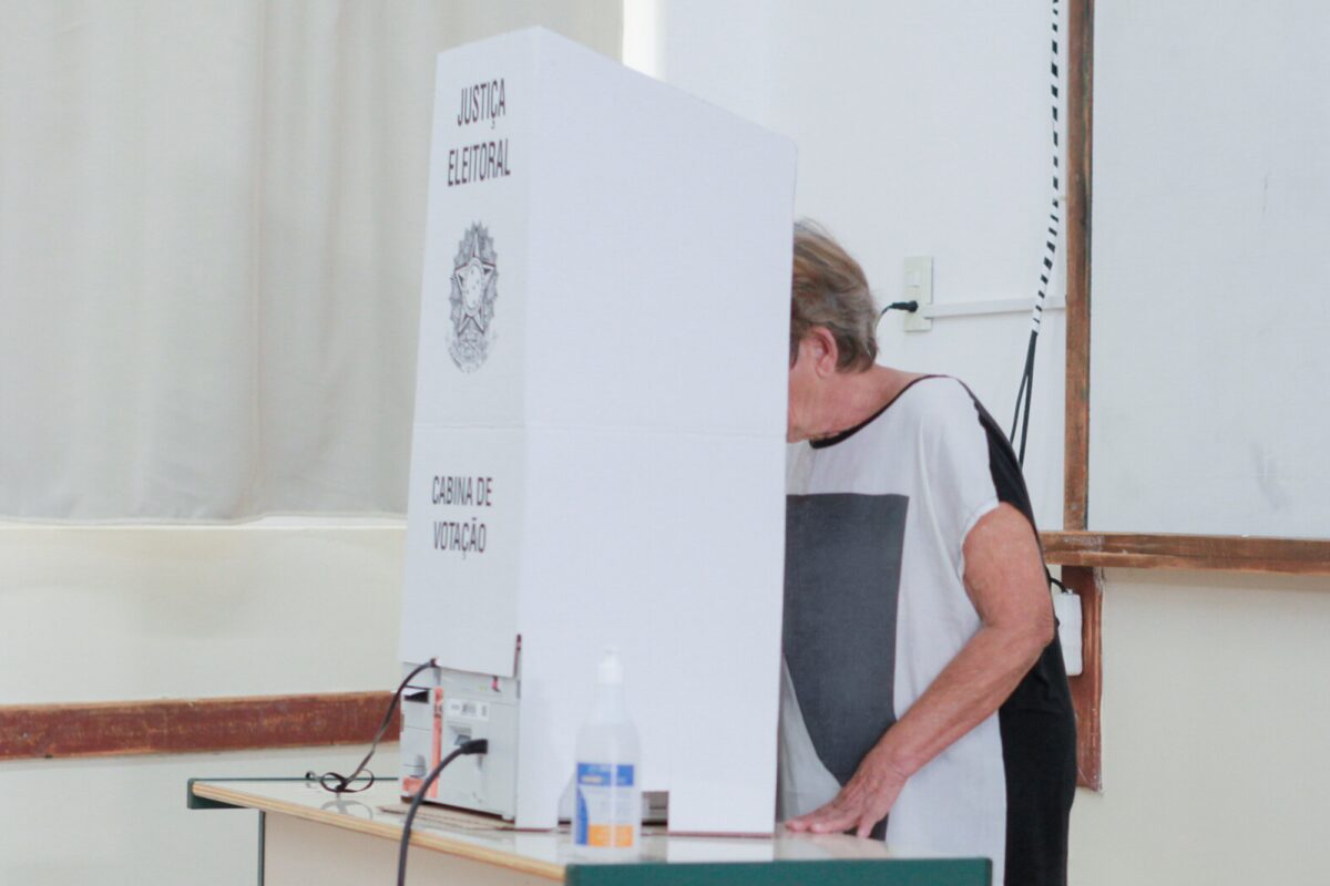 Santa Catarina cria voto em trânsito para mulheres sob medida protetiva