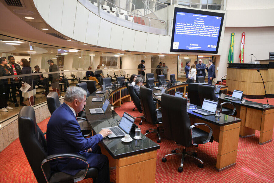 Deputados discutem segurança em creches, água e eleições na Alesc