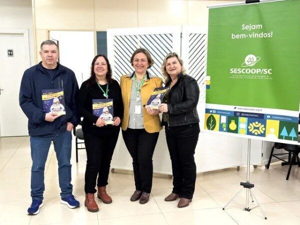 Copercampos e Sescoop/SC distribuem mil livros sobre cooperativismo