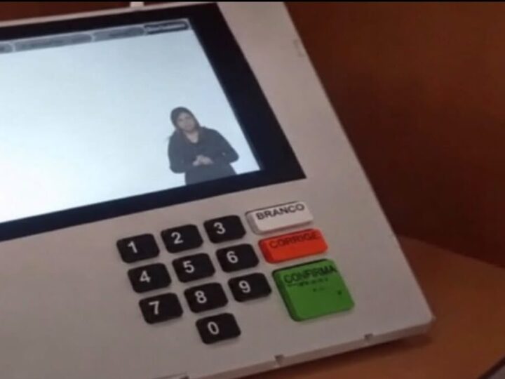 Urna tem tecla travada por suspeita de cola no RS