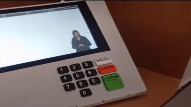 Urna tem tecla travada por suspeita de cola no RS