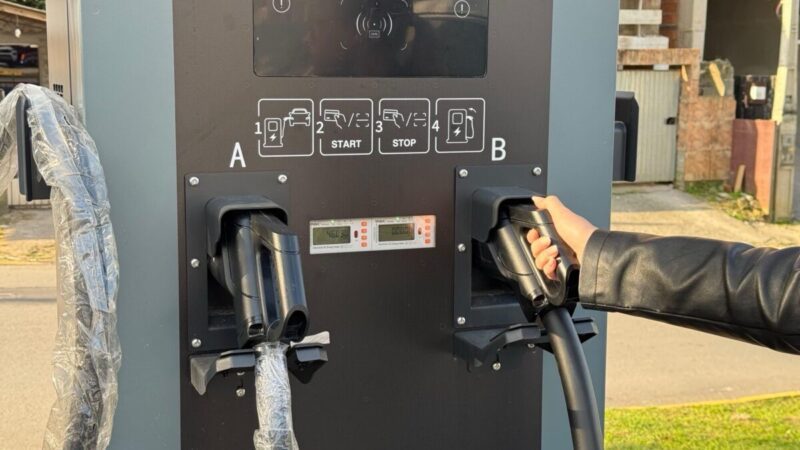 Novo eletroposto público é inaugurado em terminal de Santa Catarina
