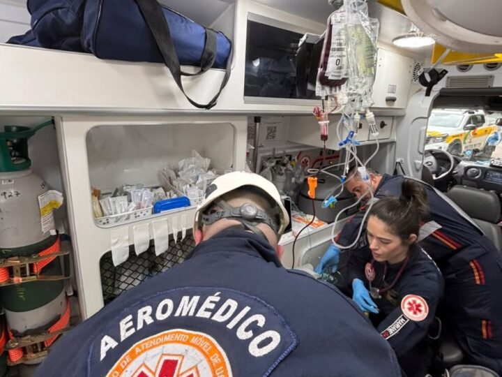 Transfusão em resgate aéreo salva jovem baleado em Chapecó