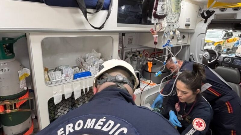 Transfusão em resgate aéreo salva jovem baleado em Chapecó