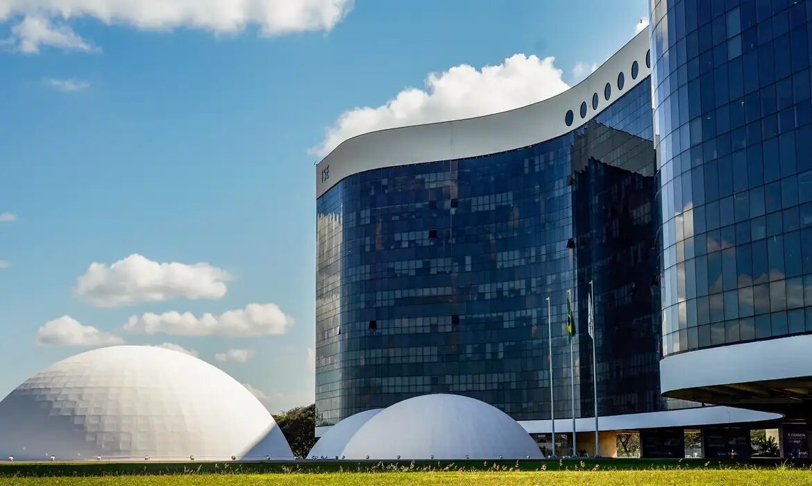 TSE proíbe campanha de Lula de impulsionar anúncios contra Flávio Bolsonaro