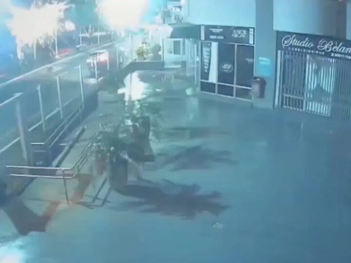 VÍDEO: carro bate contra poste e deixa área do Centro de Florianópolis sem luz
