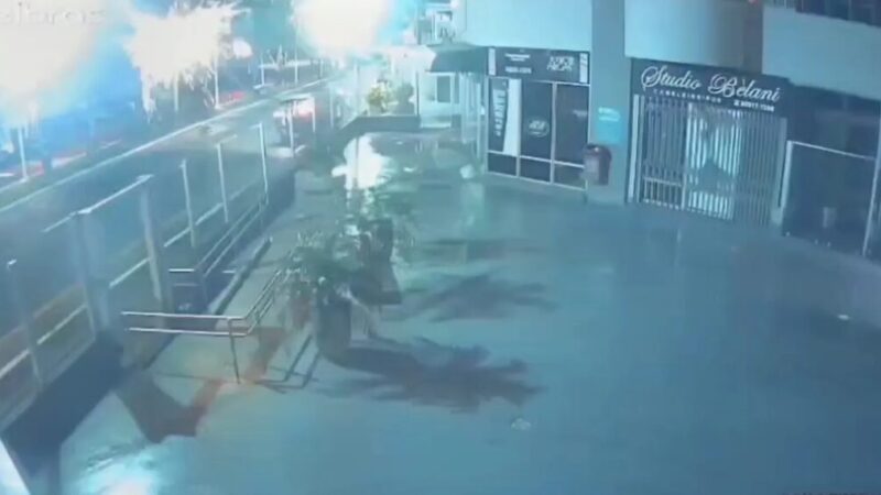 VÍDEO: carro bate contra poste e deixa área do Centro de Florianópolis sem luz