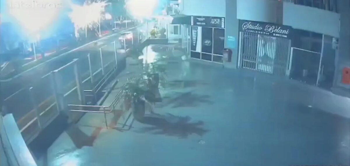 VÍDEO: carro bate contra poste e deixa área do Centro de Florianópolis sem luz