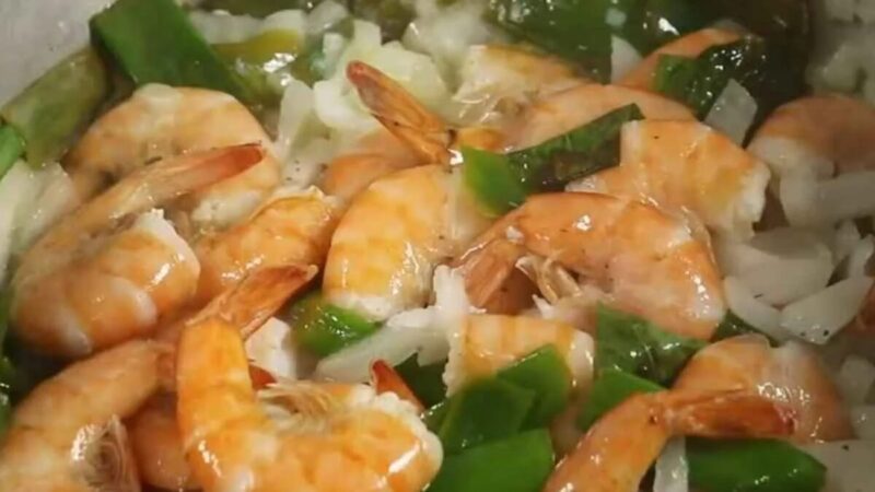 (VÍDEO) Receita da Semana: Camarão ao bafo