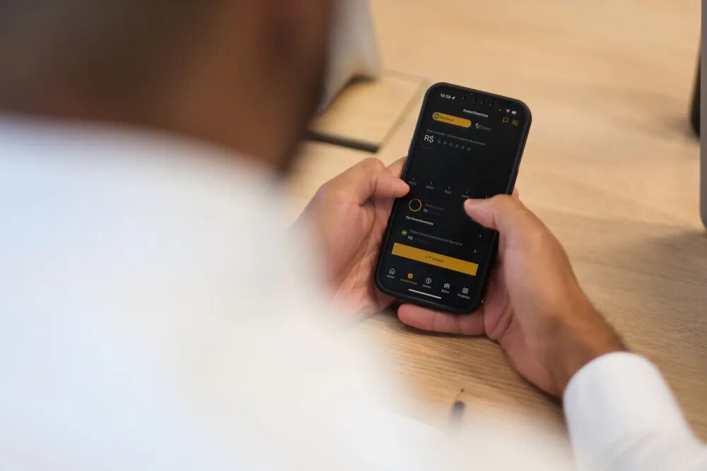 XP lança conta digital e de investimentos voltada para menores de idade